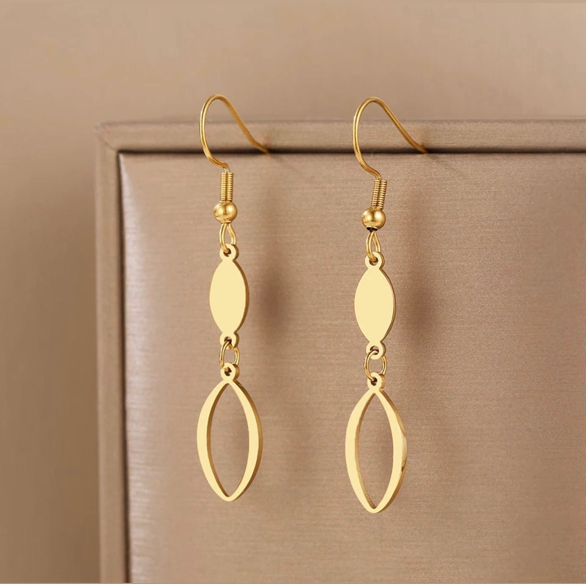 Oval Pendant Necklace